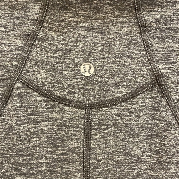 Lululemon Gray 1/2 Zip Pullover Long Sleeve Top—Beautiful Fabric!! EUC!  Size 6 - Picture 9 of 10